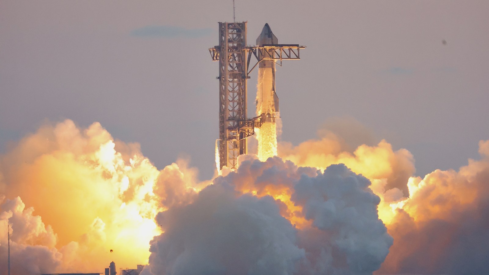 Starship llega a la órbita por primera vez y despliega 26 satélites Starlink V3 en su vuelo 14