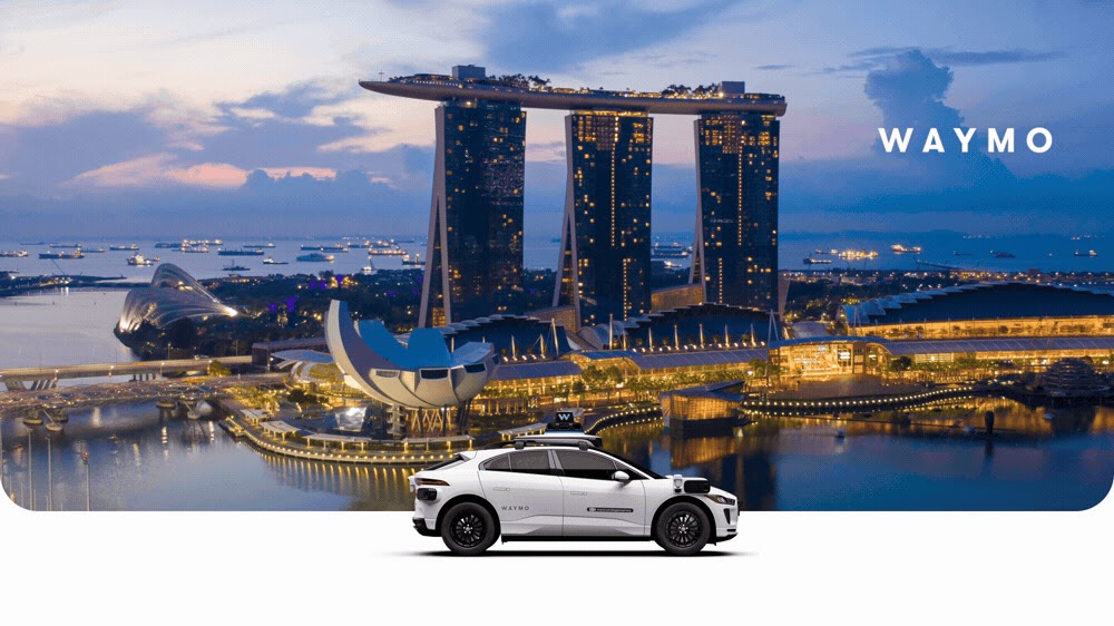 Vehículo autónomo Jaguar I-PACE de Waymo frente al skyline de Marina Bay, Singapur