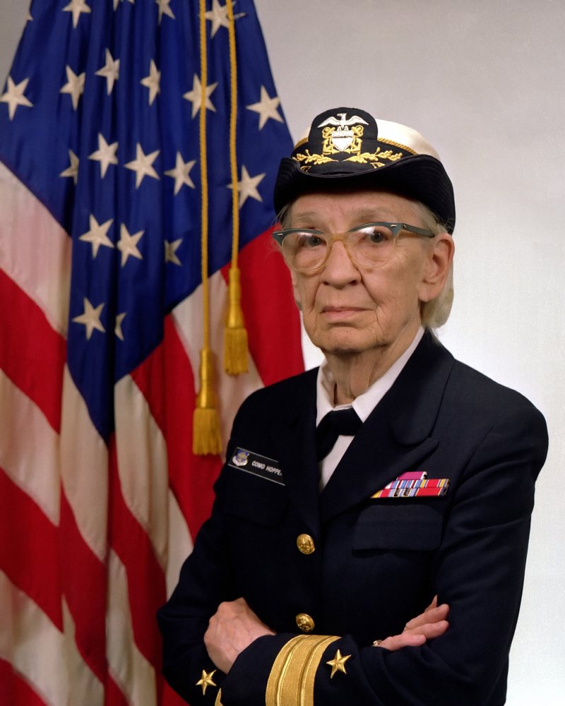Retrato oficial de Grace Hopper con uniforme de comodoro de la Marina de Estados Unidos, en 1984