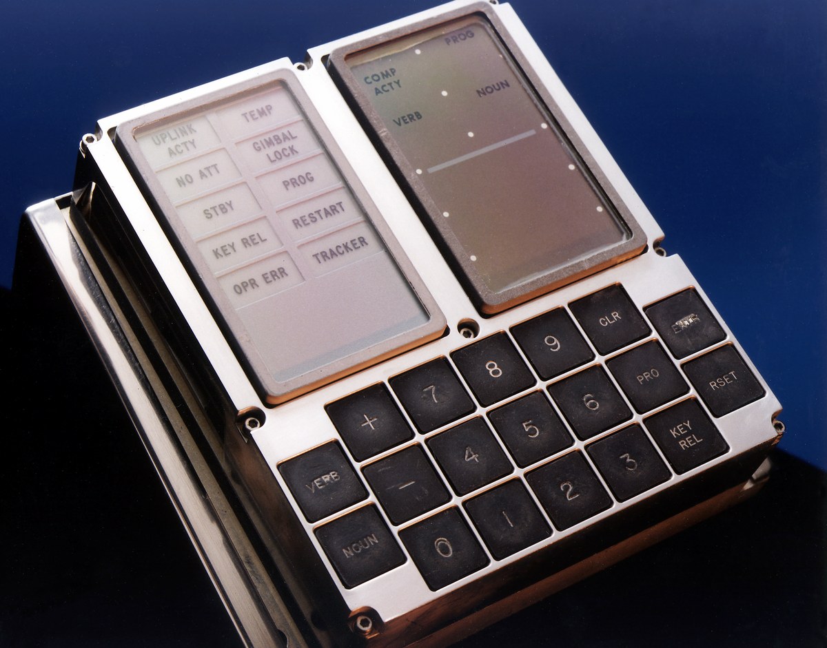 La unidad DSKY del ordenador de guiado del Apolo: teclado numérico, teclas VERB y NOUN y luces de aviso entre las que se ve PROG y RESTART