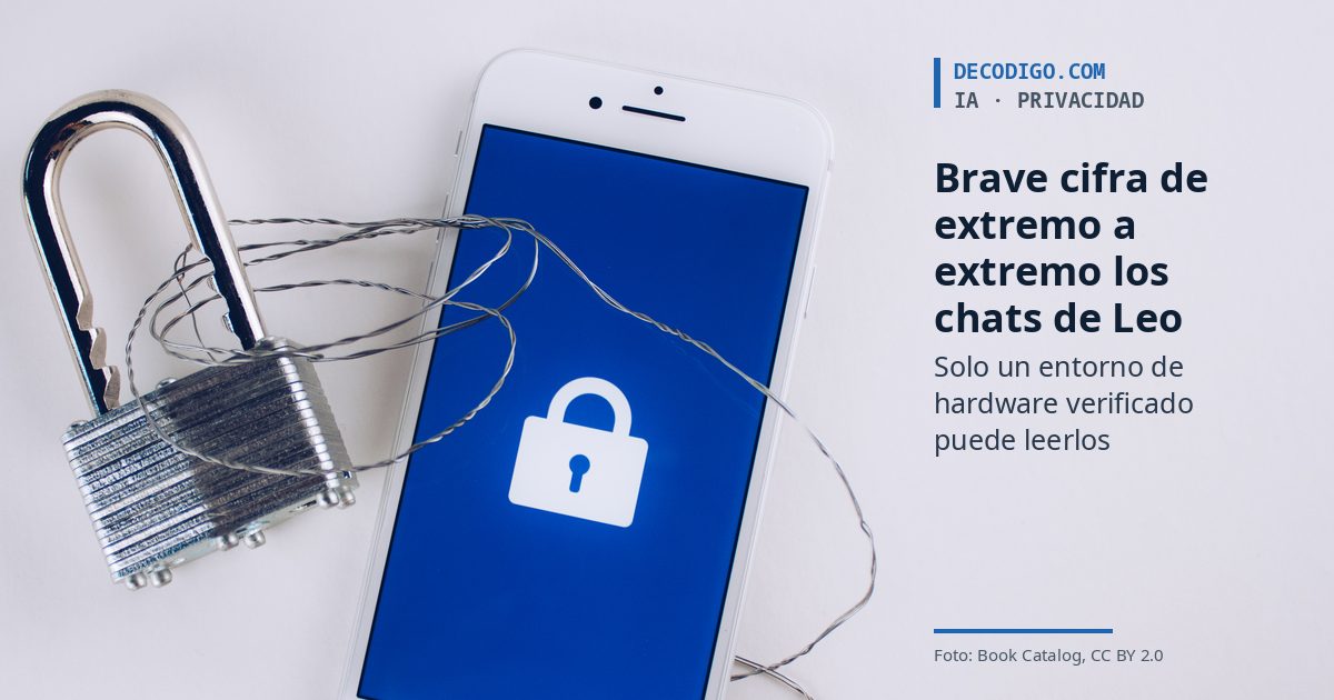 Un candado abierto junto a un móvil que muestra el icono de un candado en la pantalla