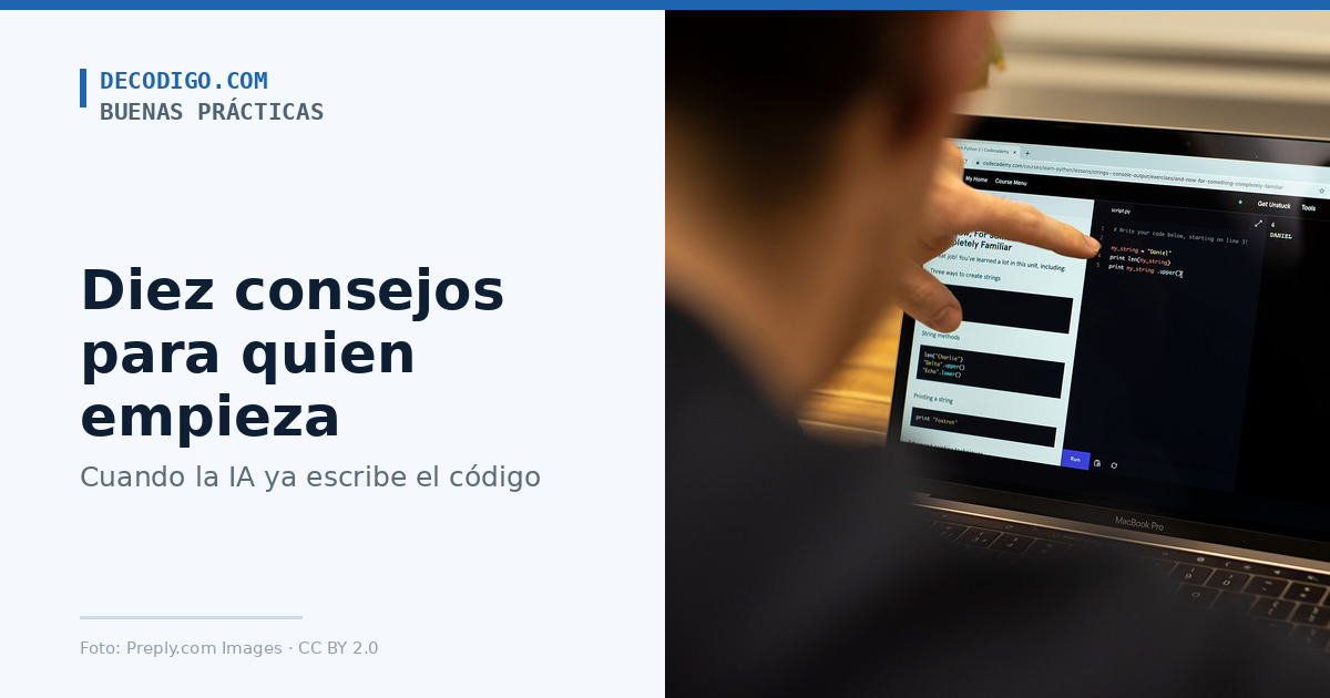 Una persona señalando una lección de programación en la pantalla de su portátil
