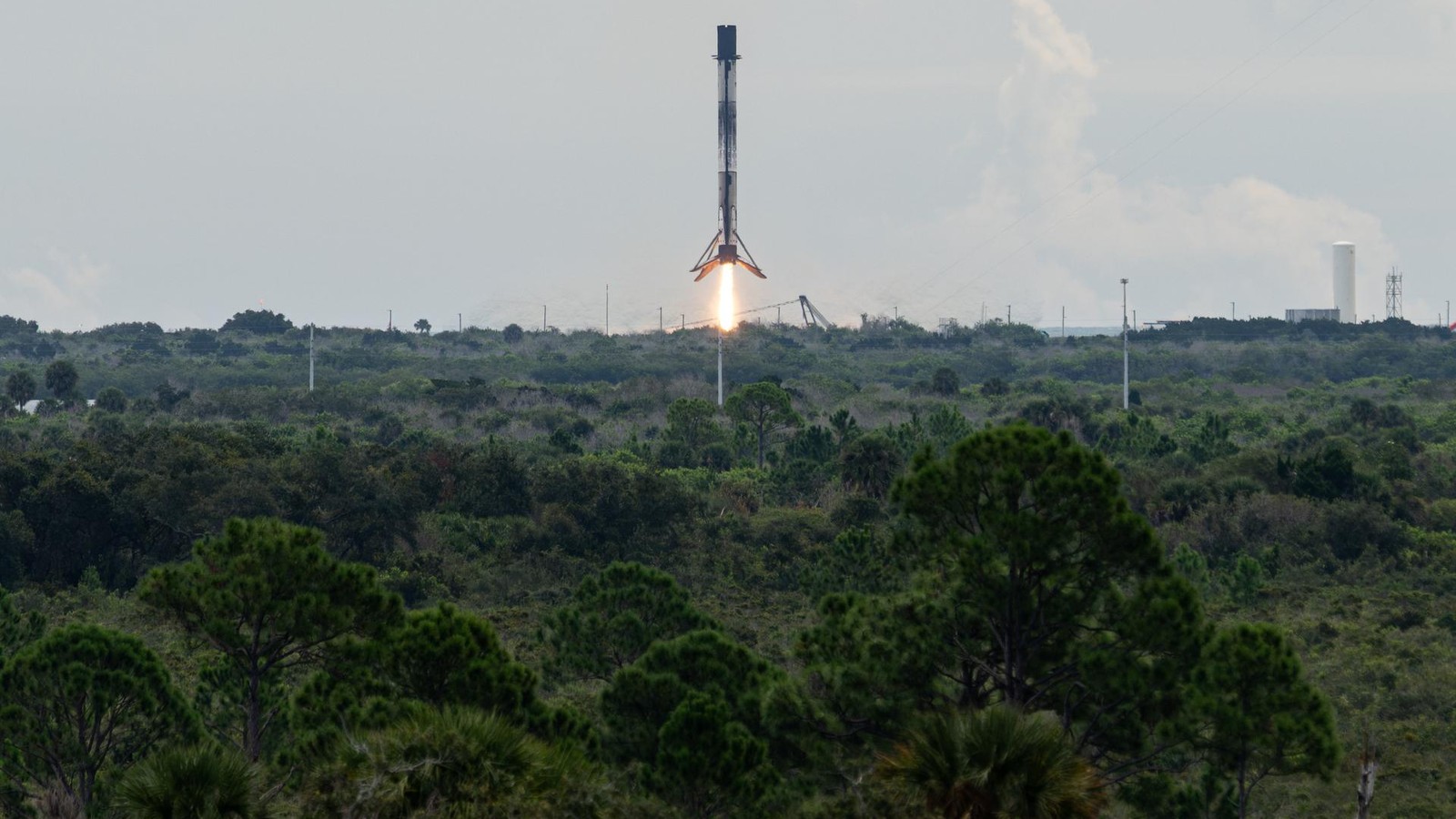 La primera etapa del Falcon 9 desciende sobre sus patas con el motor encendido
