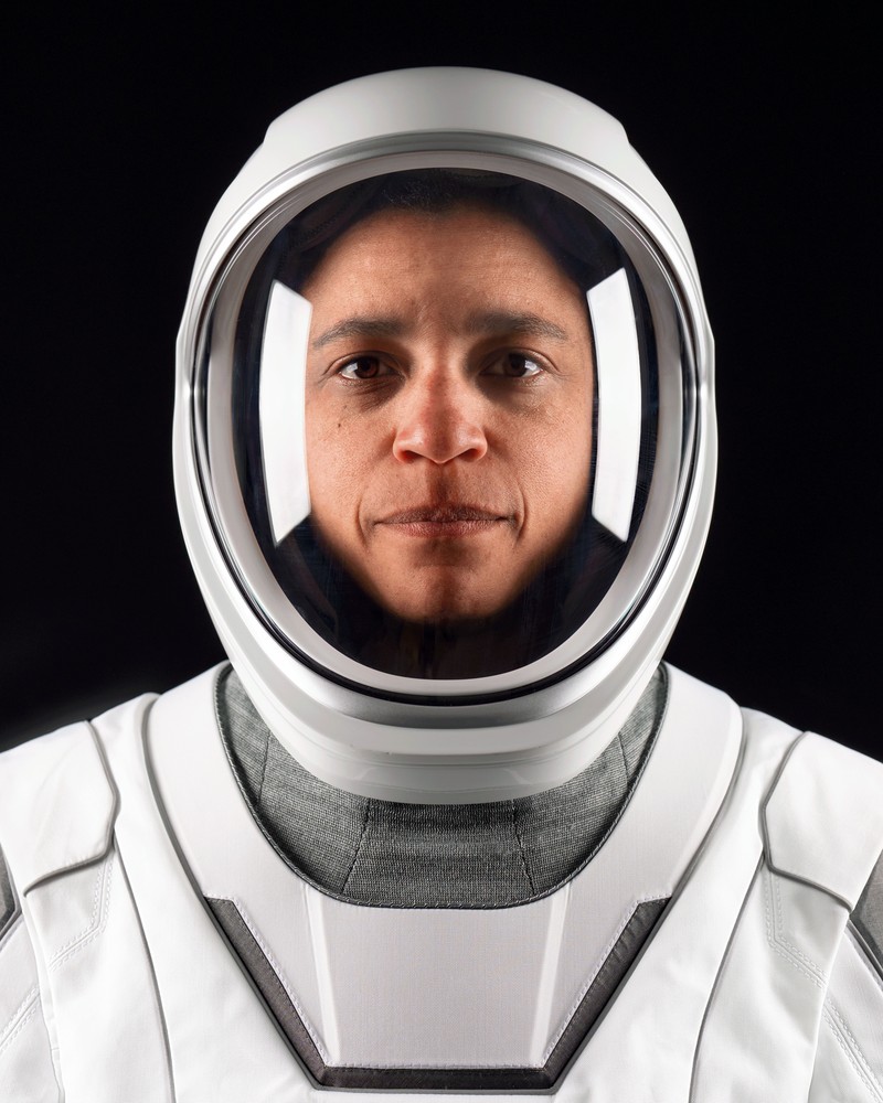 Retrato de la astronauta Jessica Watkins con su traje presurizado