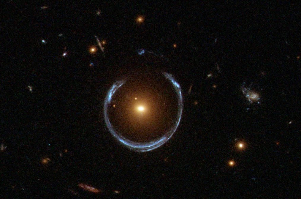 El anillo de Einstein en forma de herradura LRG 3-757: la luz azul de una galaxia lejana curvada alrededor de una galaxia roja