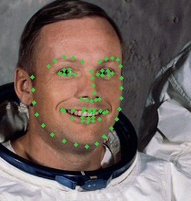 Primer plano de Neil Armstrong sonriendo, con 68 puntos verdes sobre la mandíbula, las cejas, la nariz, los ojos y la boca