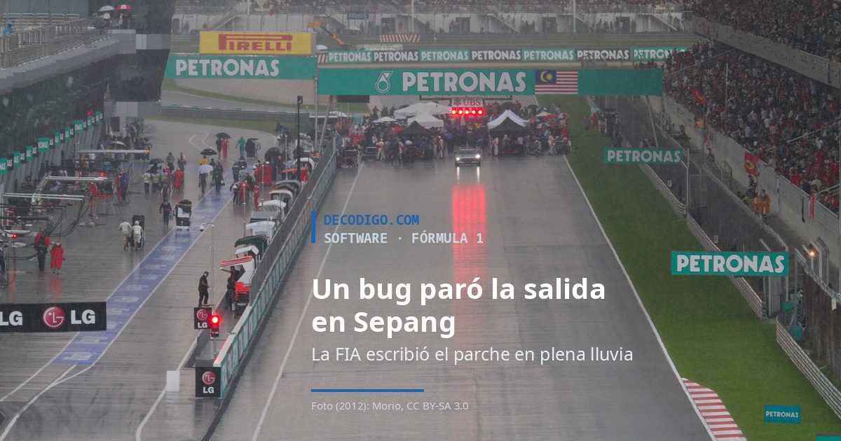 La parrilla del circuito de Sepang detenida bajo la lluvia, con el coche de seguridad en la recta, y el texto «Un bug paró la salida en Sepang»