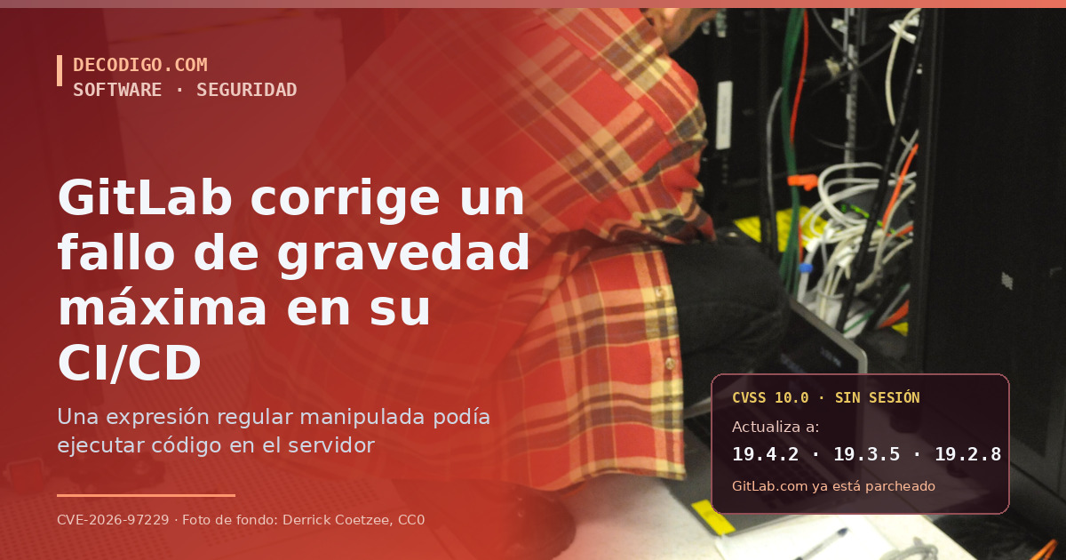 Técnico con un portátil junto a un rack de servidores: GitLab corrige el fallo CVE-2026-97229 de gravedad máxima