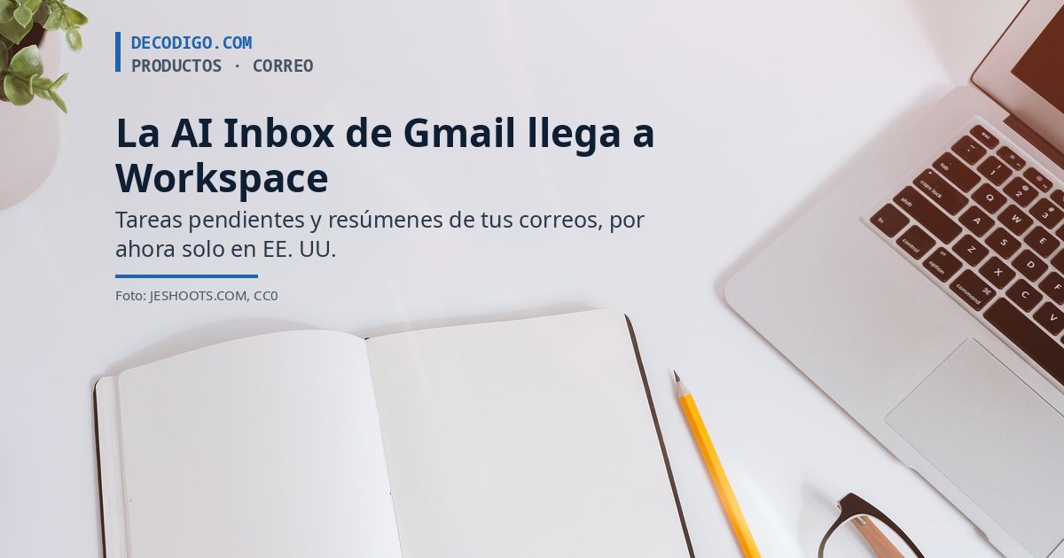 Mesa de trabajo blanca con una libreta abierta, un lápiz y un portátil, con el título de la noticia sobre la AI Inbox de Gmail