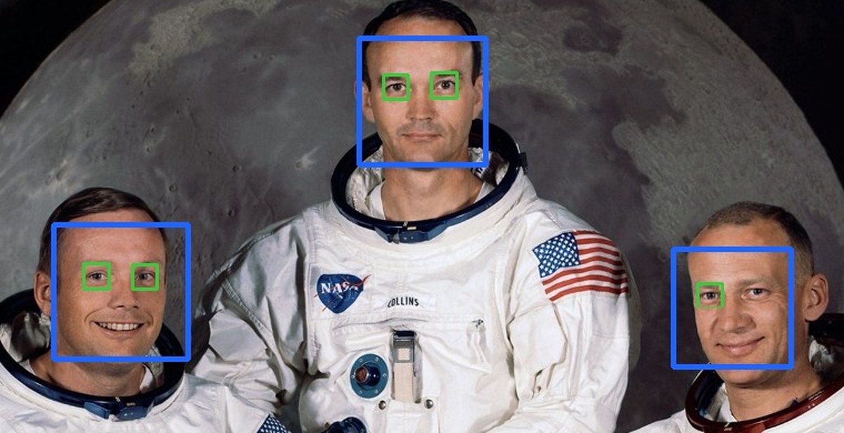 Armstrong, Collins y Aldrin con un recuadro azul en cada cara y recuadros verdes en los ojos detectados; a Aldrin solo se le detecta un ojo