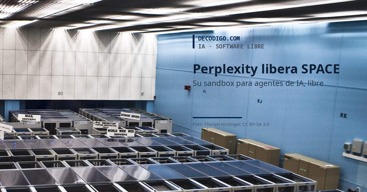 Sala de servidores con armarios de equipos y una pared azul, con el título de la noticia sobre Perplexity SPACE