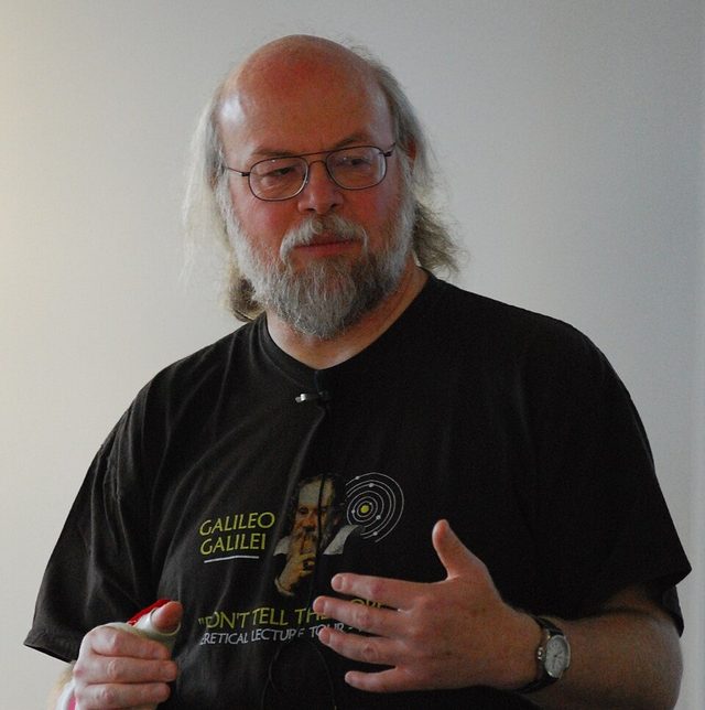 James Gosling con camiseta negra durante una charla