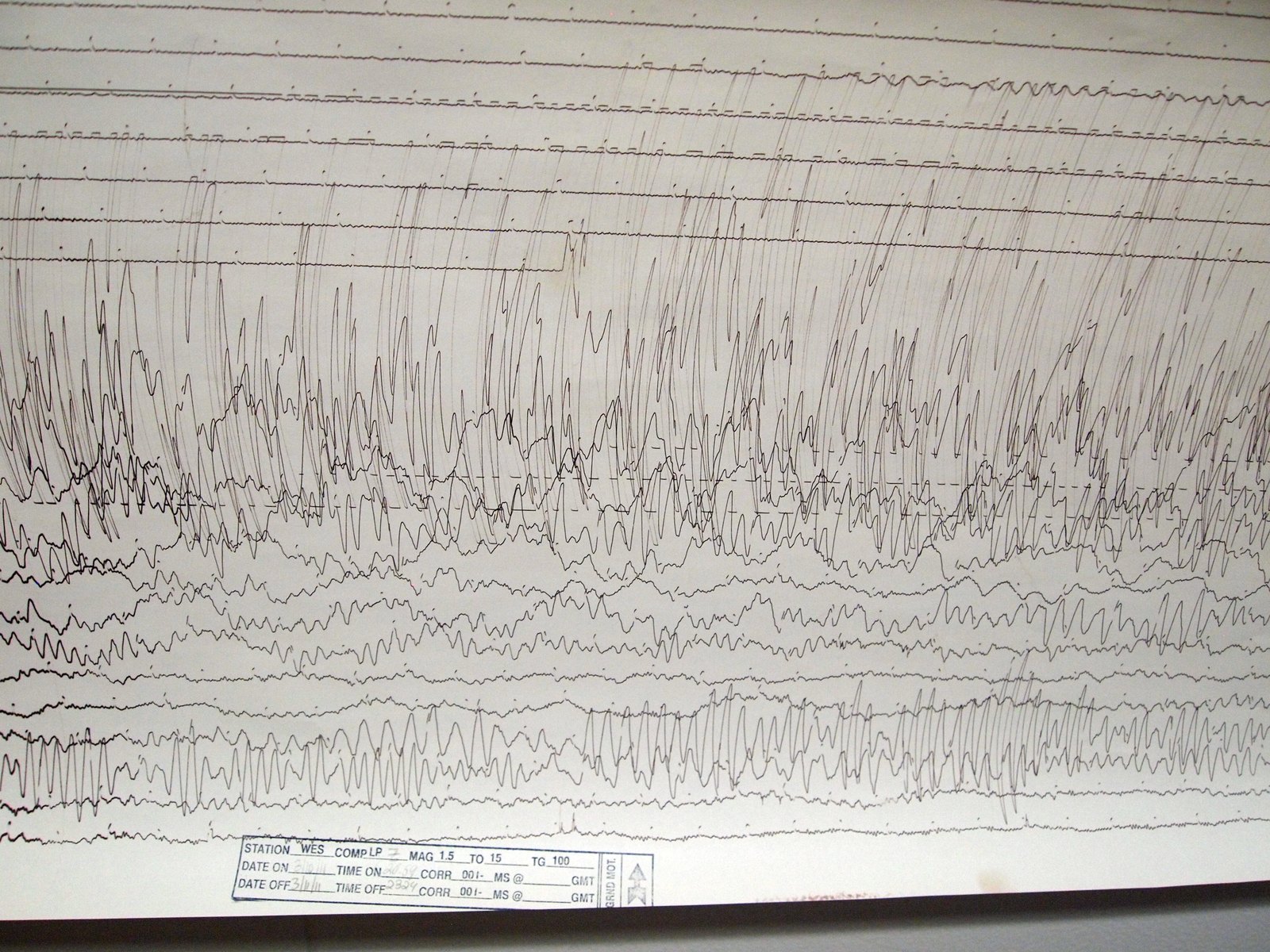 Sismograma en papel del terremoto de Tōhoku de 2011 registrado en el Observatorio Weston, con el trazo que se ensancha bruscamente al llegar las ondas