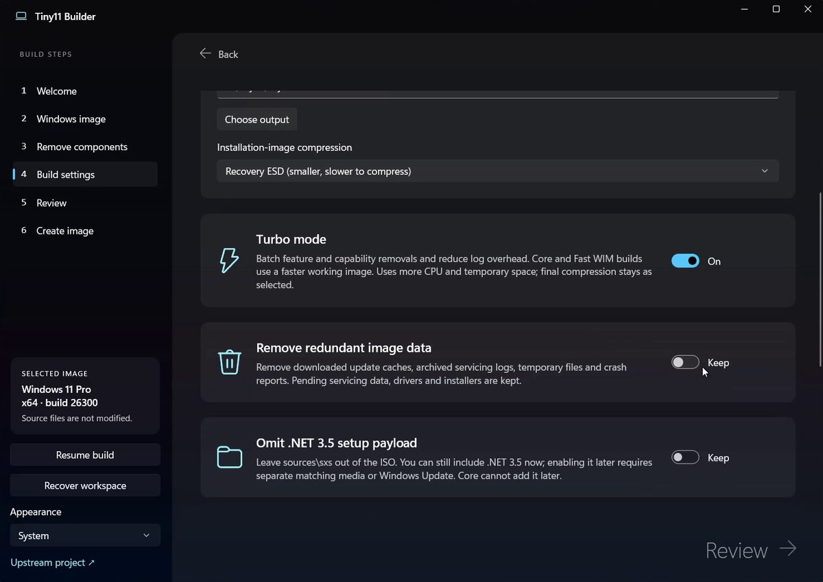 Captura de los ajustes de Tiny11 Builder: compresión Recovery ESD, modo Turbo activado y opciones para quitar datos redundantes y omitir .NET 3.5