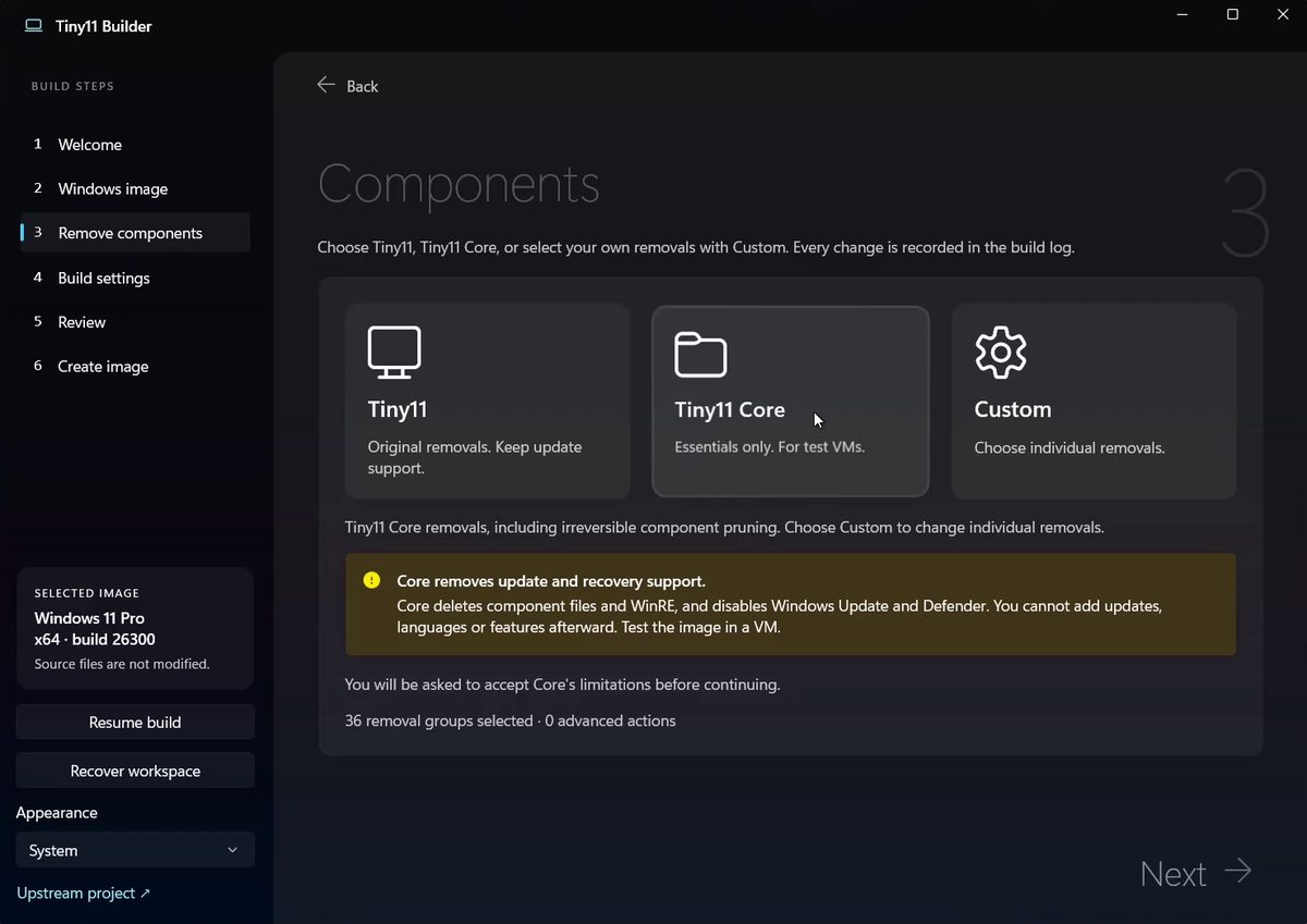 Captura de Tiny11 Builder en el paso «Components»: tarjetas Tiny11, Tiny11 Core y Custom, con un aviso de que Core elimina las actualizaciones y la recuperación