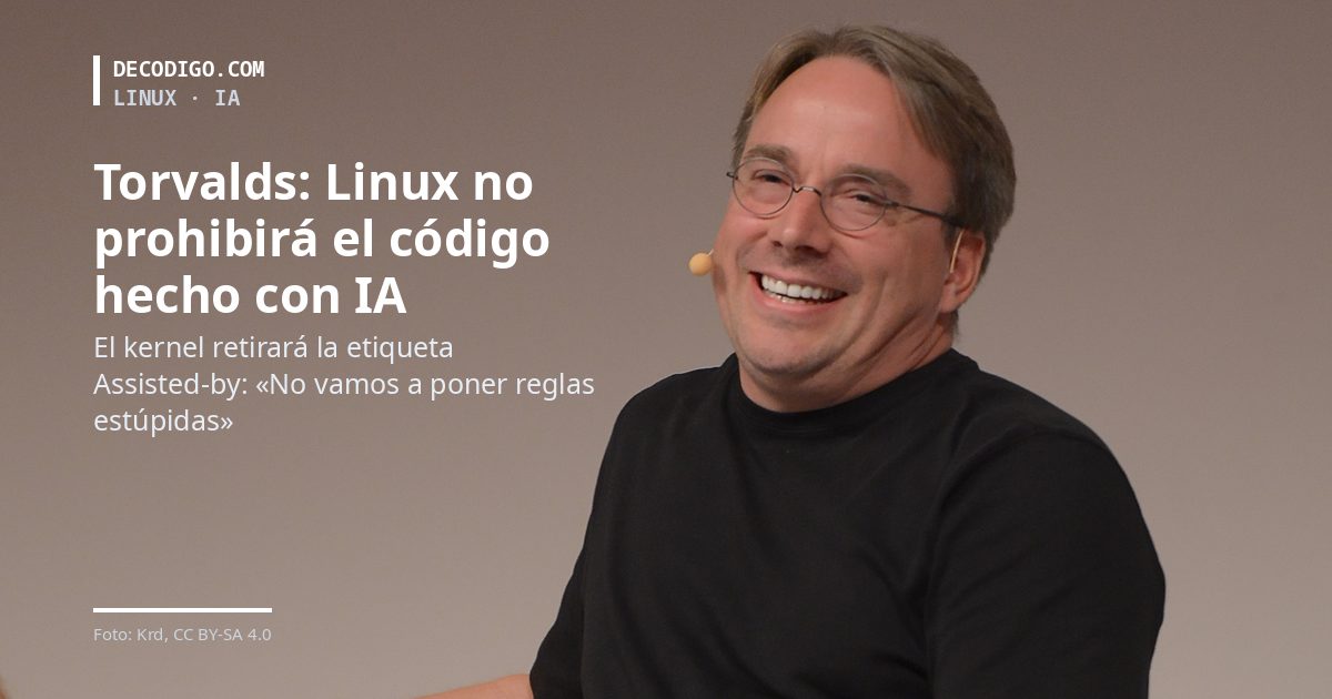 Linus Torvalds sonriendo en LinuxCon Europe, con el título de la noticia sobre el código hecho con IA en el kernel