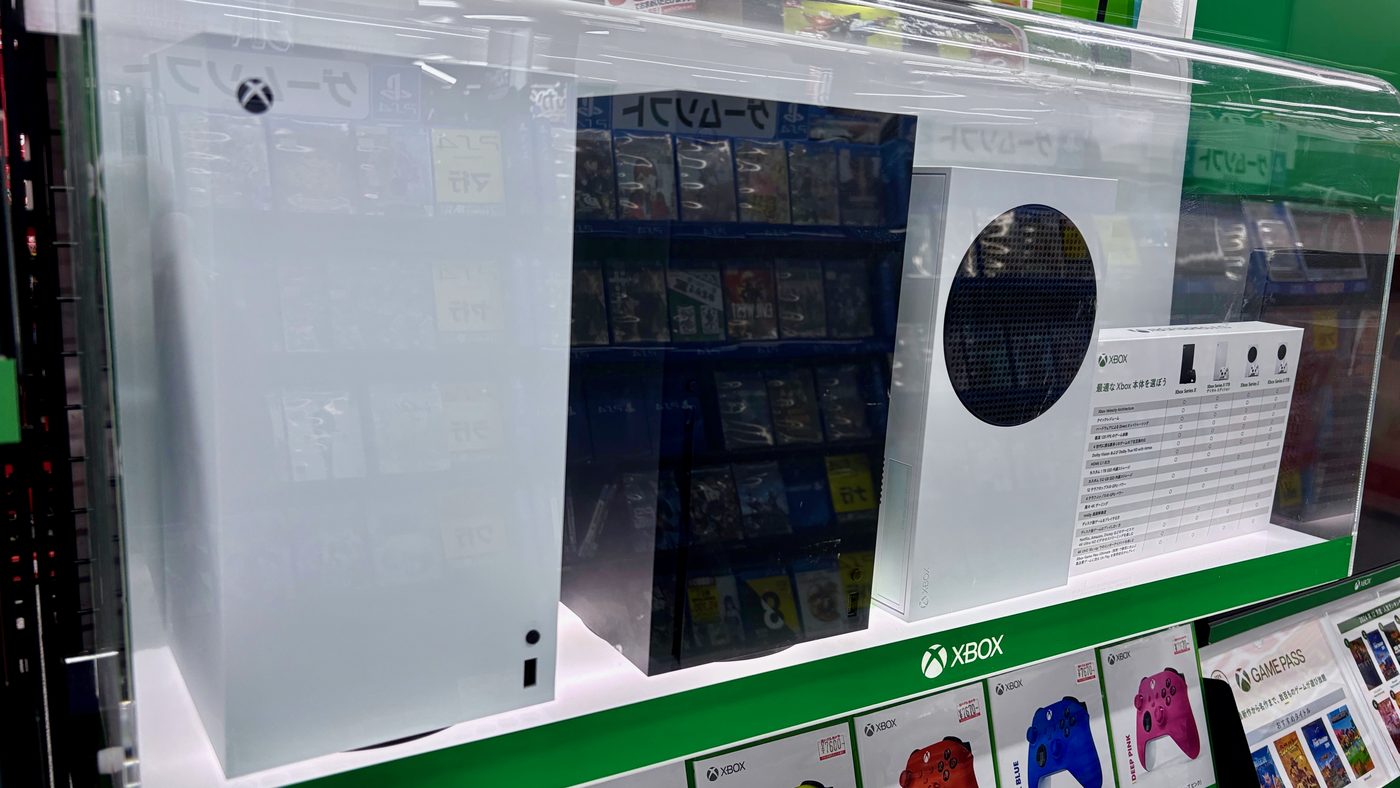 Xbox Series X y Xbox Series S en el escaparate de una tienda de Japón