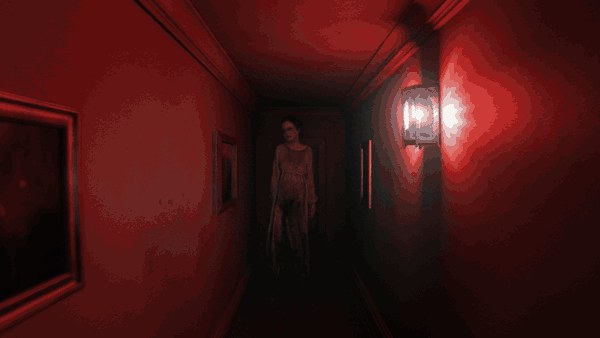 Lisa acercándose por el pasillo bañado en luz roja, en el port nativo de P.T.