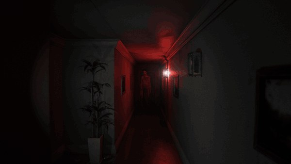 El pasillo de P.T. en el port nativo, con la luz roja y la figura de Lisa al fondo